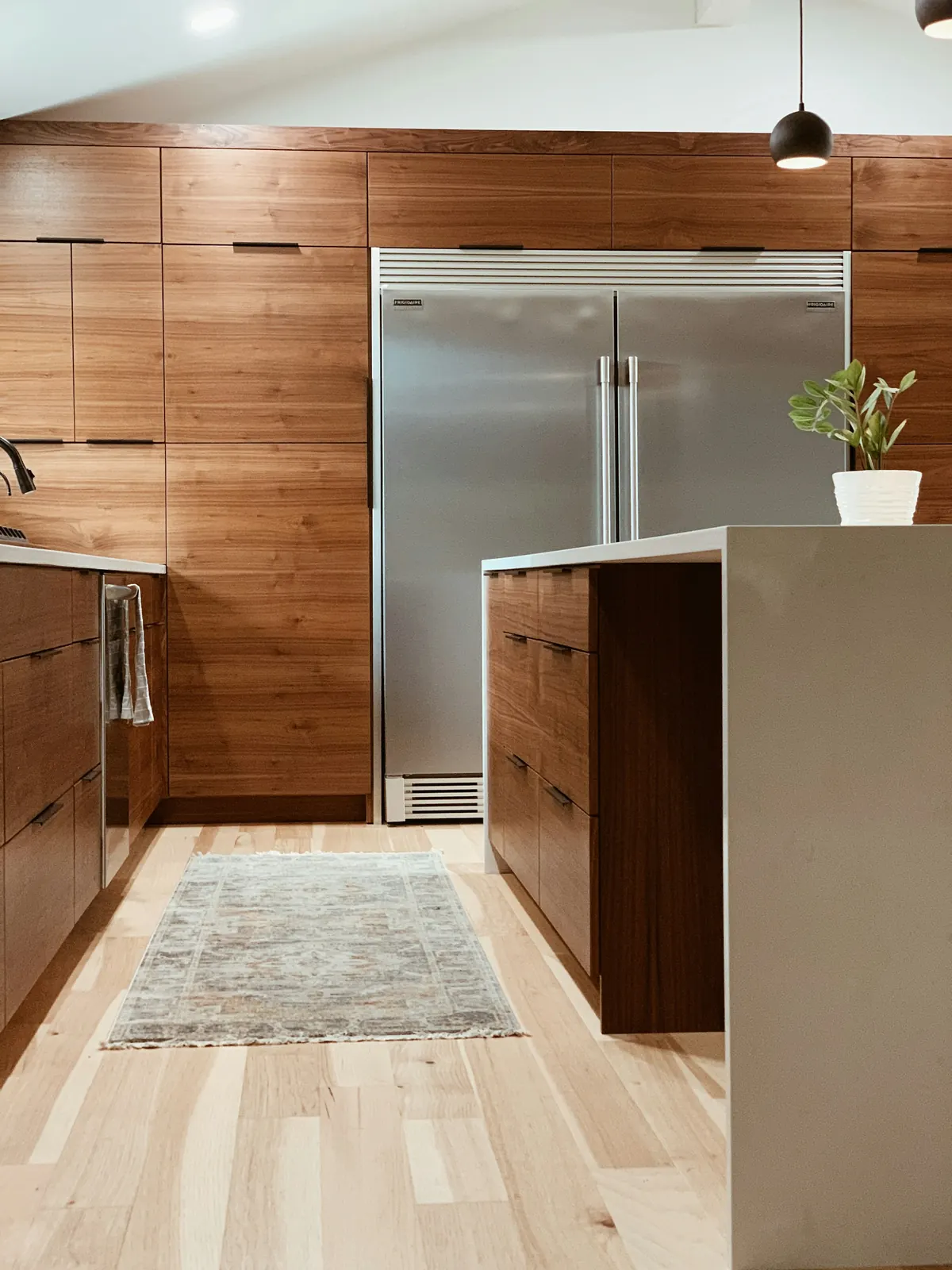 Warm wood modular kitchen design inspiration