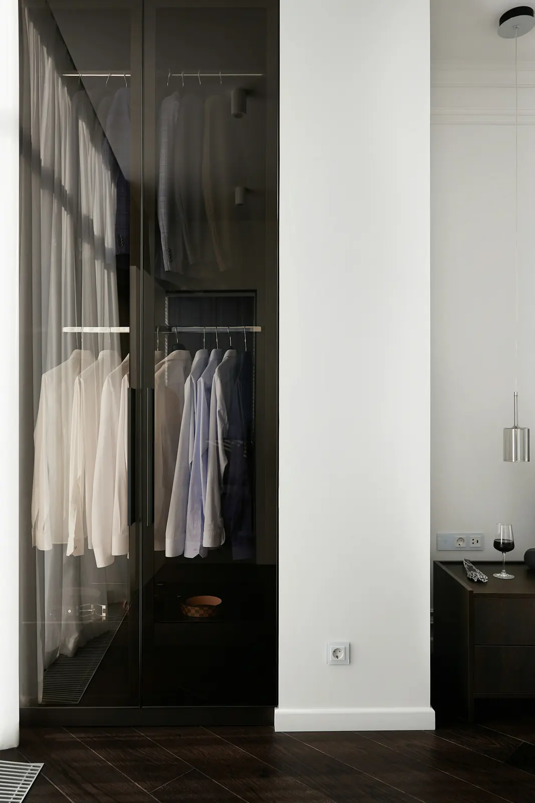 Wood wardrobe with open shelves — design inspiration